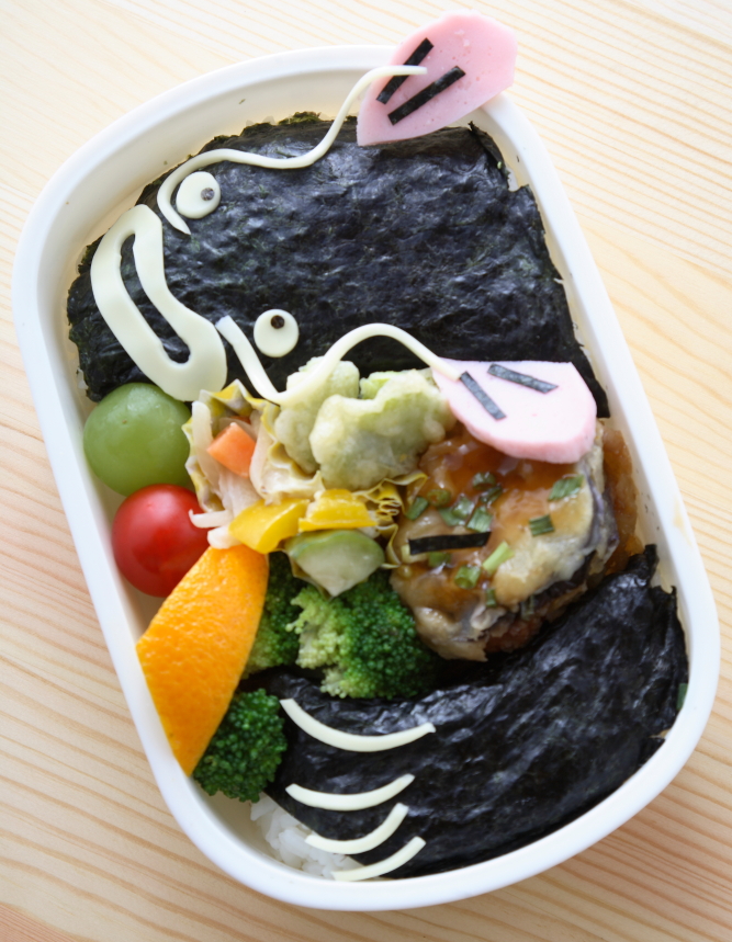 変形おにぎりで　なまず弁当