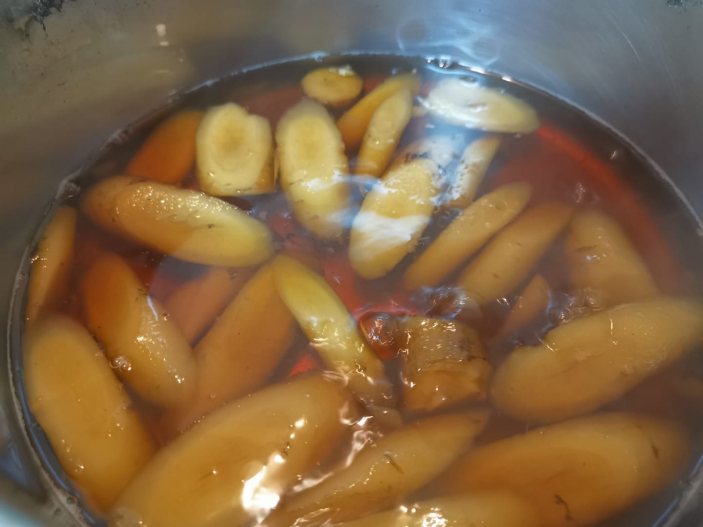 ゴボウ煮てます