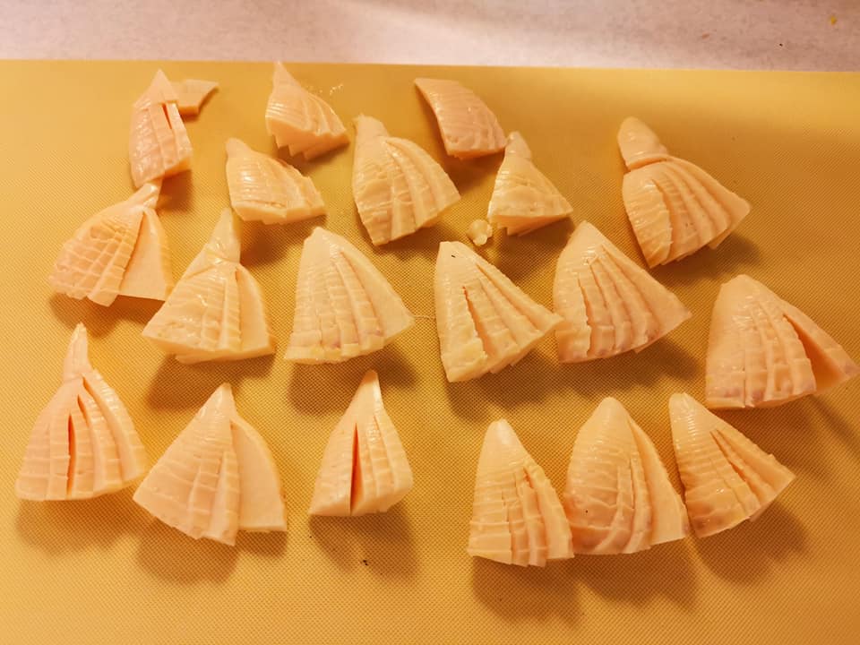 小さな水煮の竹の子のを簑のかたち切ってます