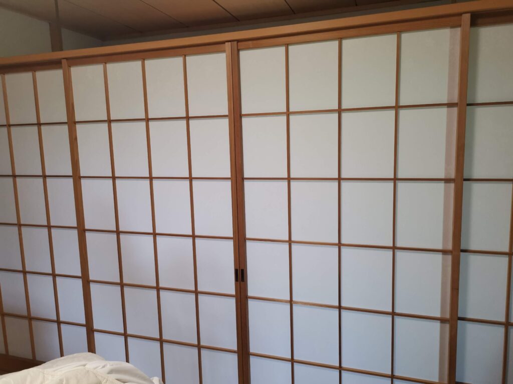 森の暮らし・廃屋再生リフォーム中 初めて障子を貼ってみました！