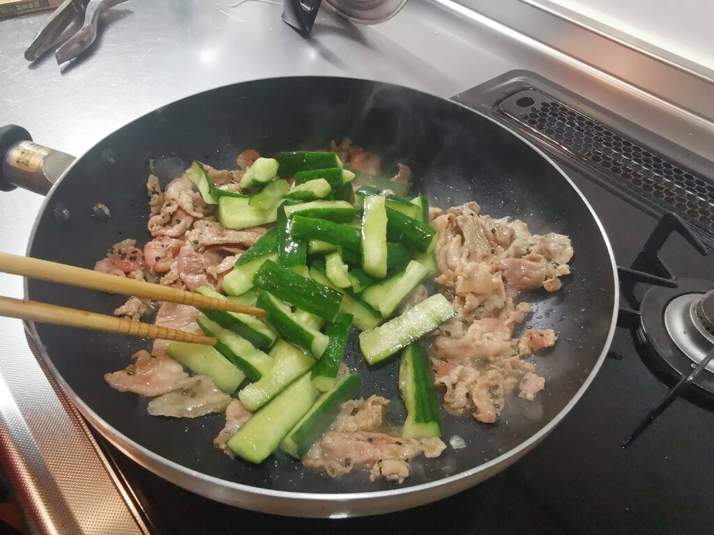 きゅうりと豚肉の炒め物