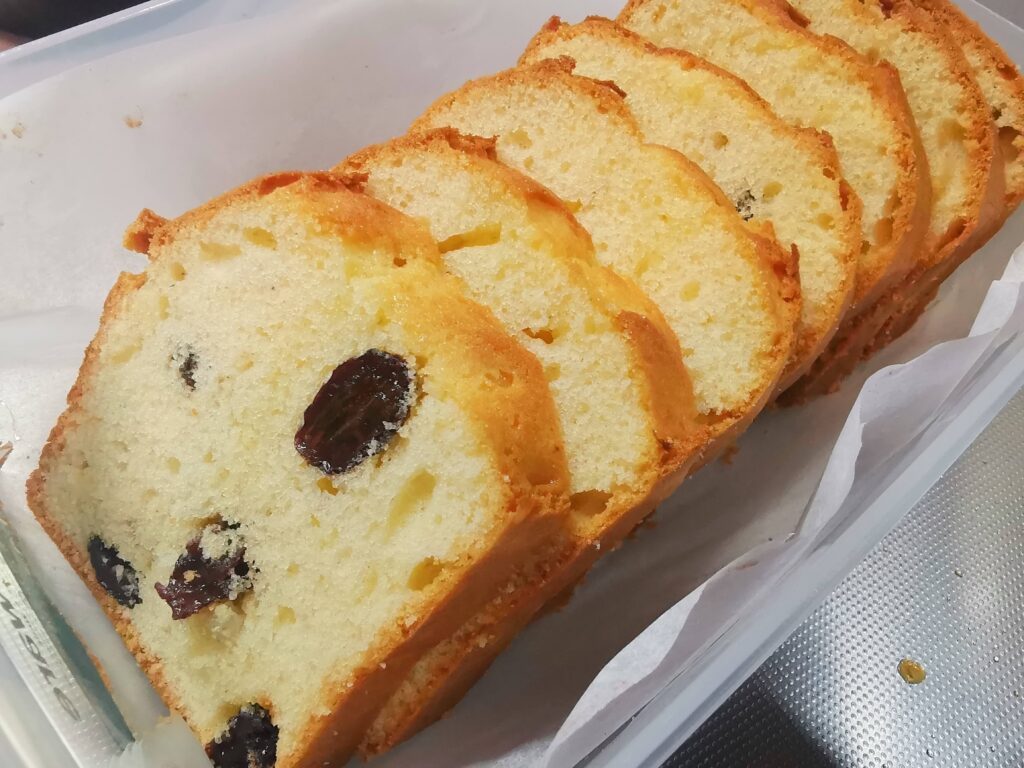 今日のおやつ・大粒レーズンとレモンピールのケーキ