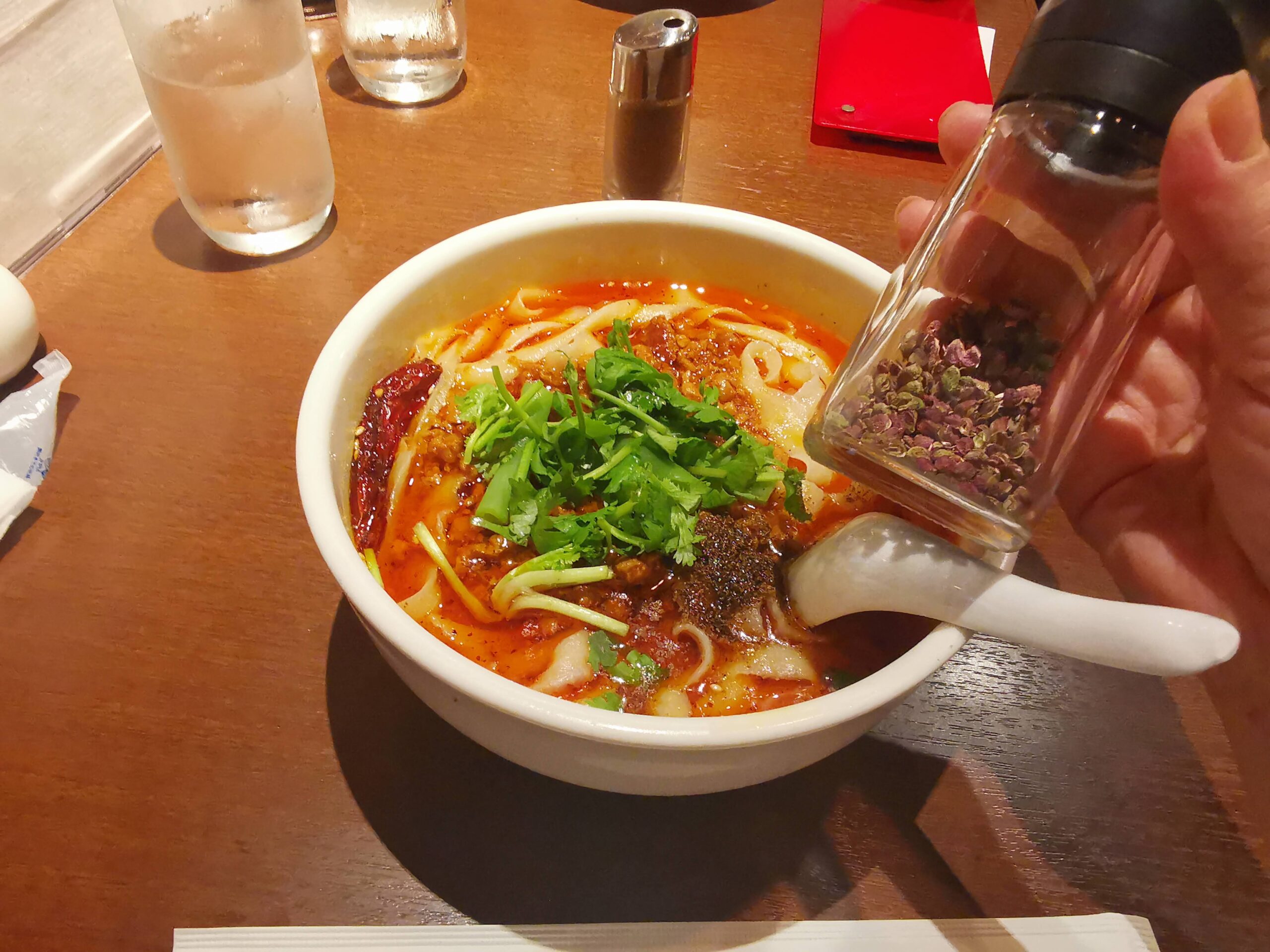 収穫した山椒をミルにいれて刀削麺屋さんへ持参！！